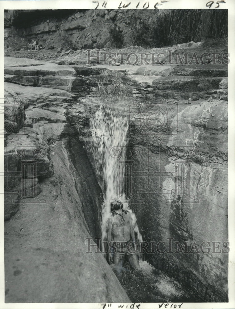 1974 Press Photo Man underneath waterfall at the bottom of the Grand Canyon