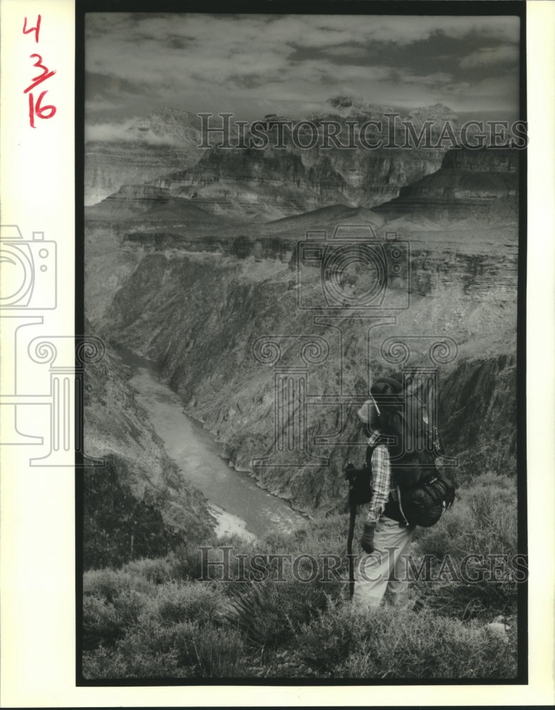 1989 Press Photo Leroy Manz catches a glimpse of Colorado River, Grand Canyon