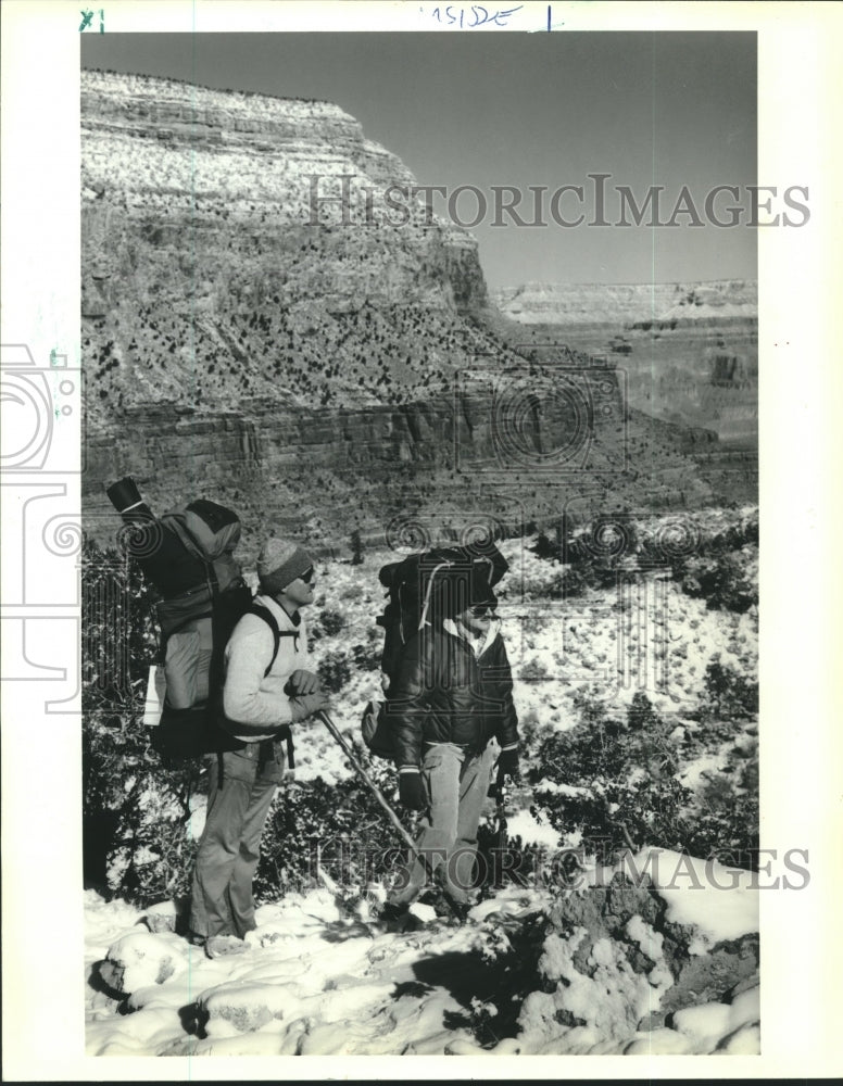 1991 Press Photo Two Hikers visiting the Grand Canyon in Arizona - nox22477