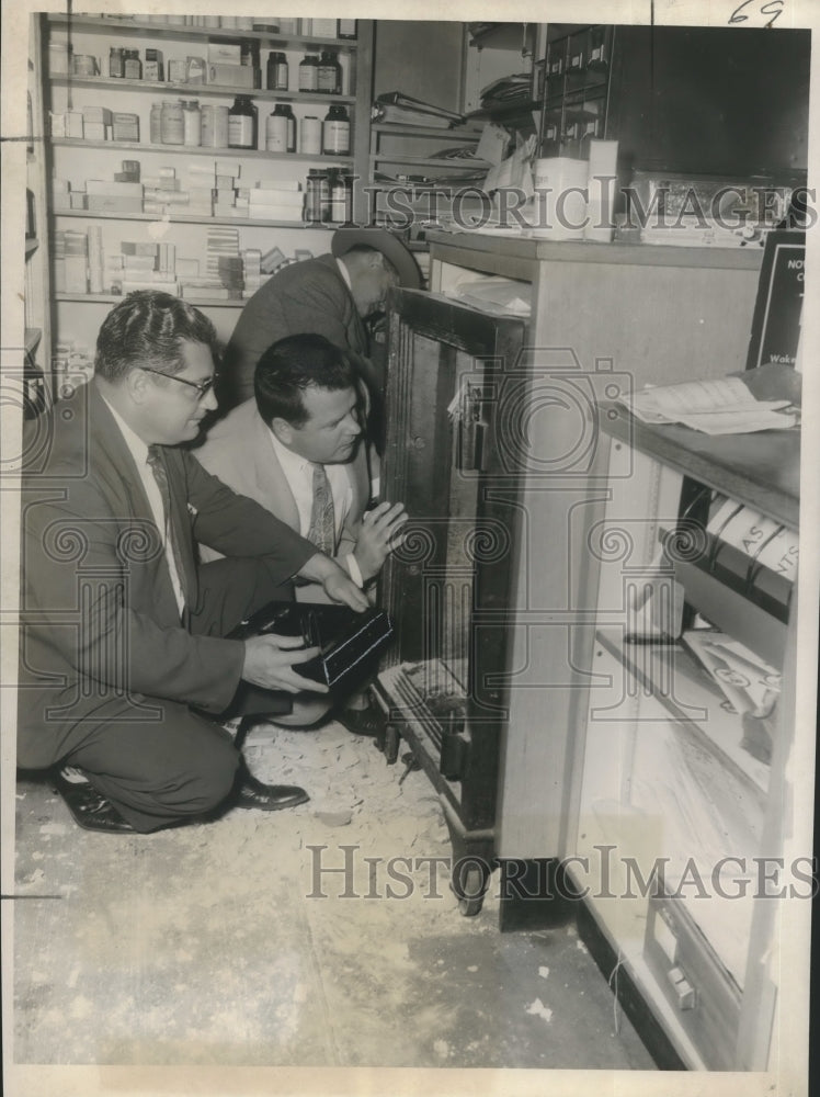 1957 Press Photo Detective Louis Fernandez, Paul Gustafson check drugstore safe