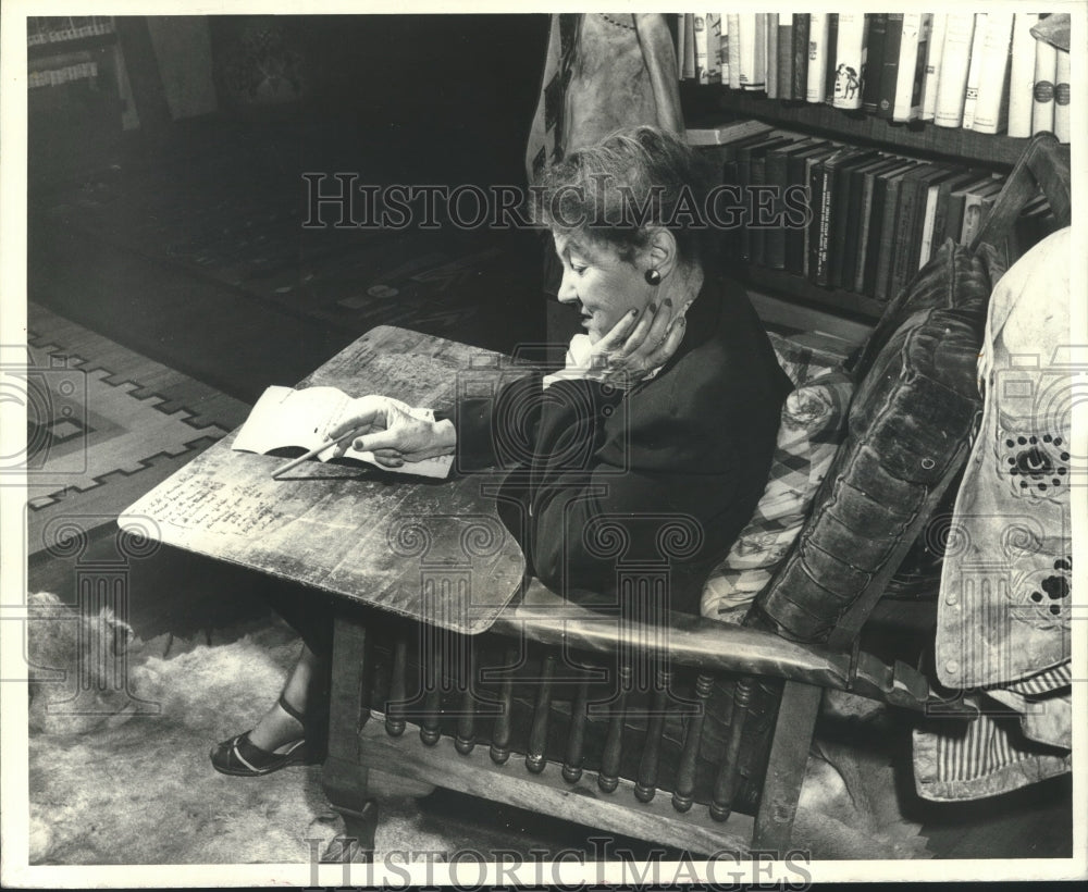 1972 Press Photo Mrs. Grey with Novelist&#39;s &amp; Late Husband&#39;s Lapboard - nox22586
