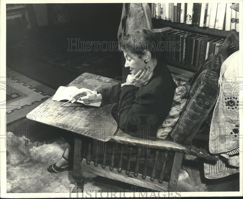 Load image into Gallery viewer, 1972 Press Photo Mrs. Grey with Novelist's &amp; Late Husband's Lapboard - nox22586
