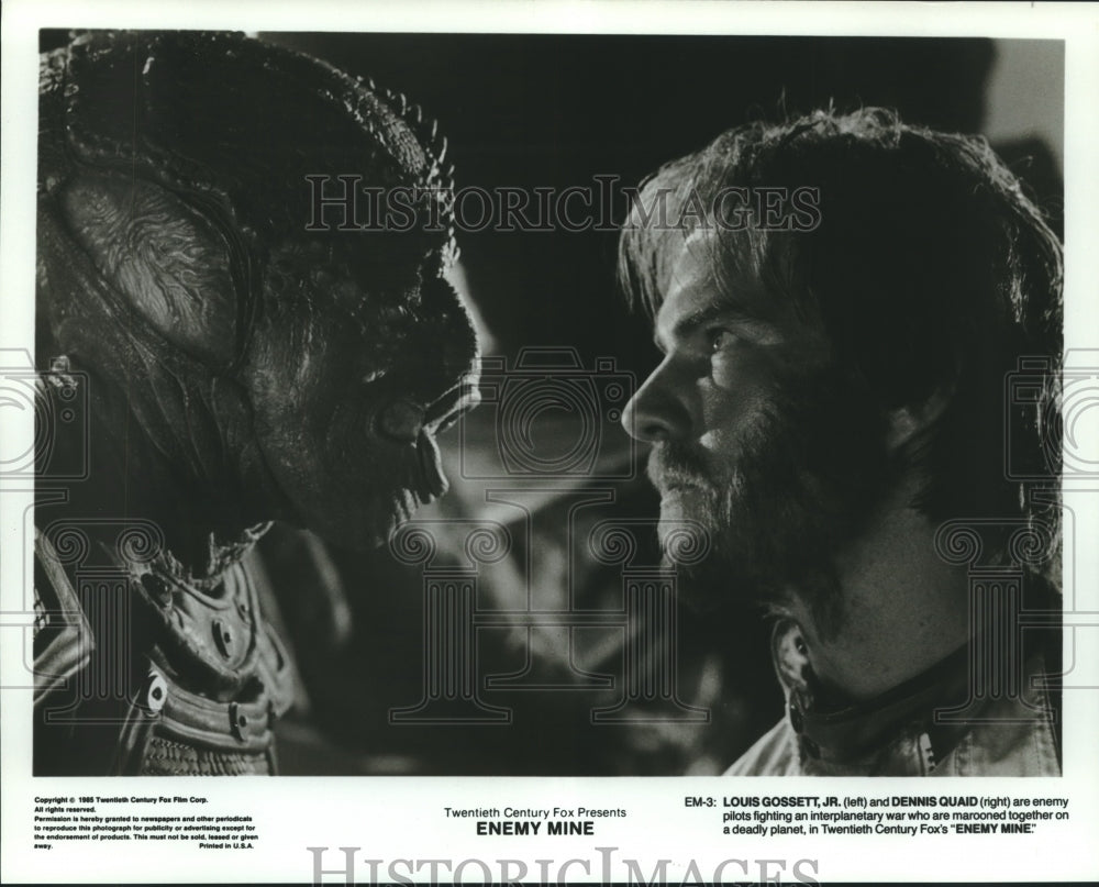 1986 Press Photo Actors Louis Gossett, Jr., Dennis Quaid in "Enemy Mine" Movie