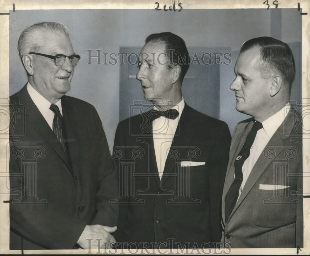 1957 Press Photo Russell C. Harrington, Chester A. Usry, Other discuss Revenues