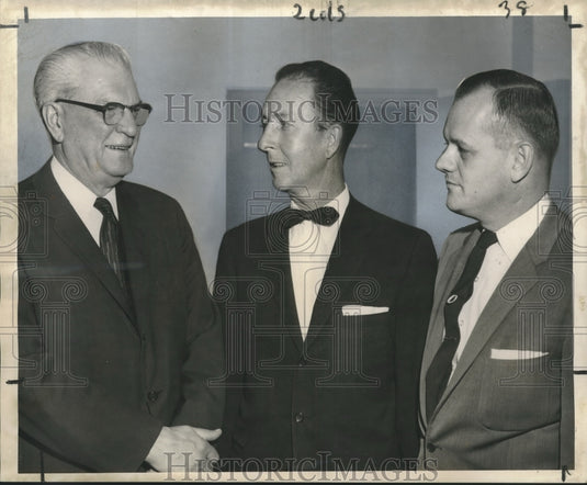 1957 Press Photo Russell C. Harrington, Chester A. Usry, Other discuss Revenues