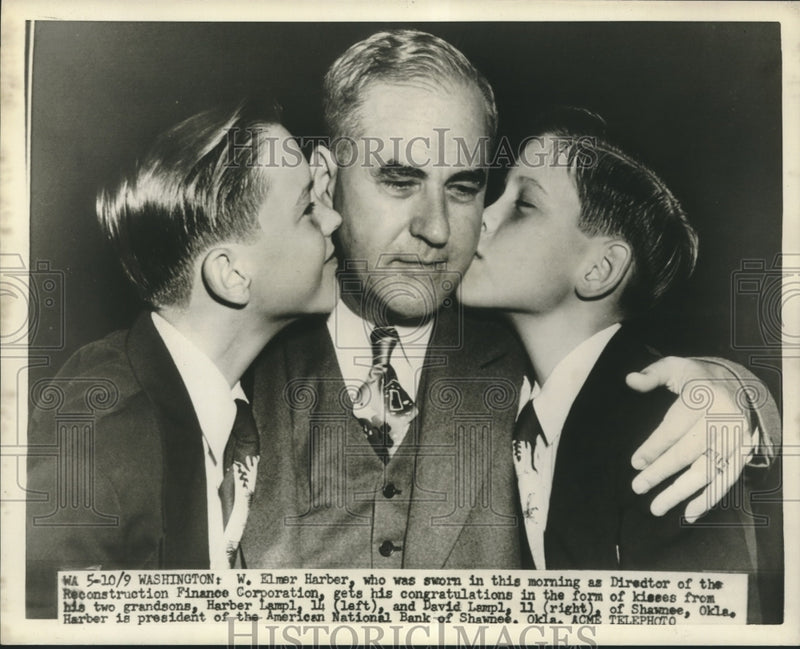 Load image into Gallery viewer, 1950 Press Photo W. Elmer Harbor with grandsons Haber and David Lampl
