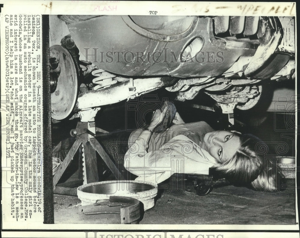 1971 Press Photo Carolyn Goodwin, enrolled in Grayson County College Auto Course