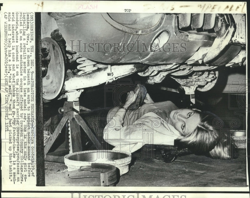 Load image into Gallery viewer, 1971 Press Photo Carolyn Goodwin, enrolled in Grayson County College Auto Course
