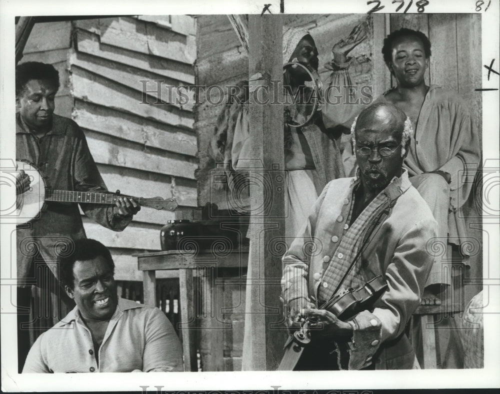 1978 Press Photo Actor Louis Gossett, Jr., with Others in "Roots" on ABC TV
