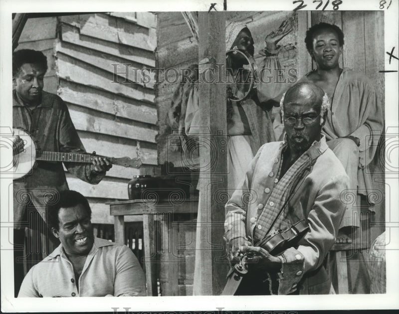 Load image into Gallery viewer, 1978 Press Photo Actor Louis Gossett, Jr., with Others in "Roots" on ABC TV
