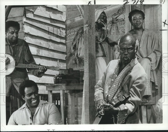 1978 Press Photo Actor Louis Gossett, Jr., with Others in "Roots" on ABC TV