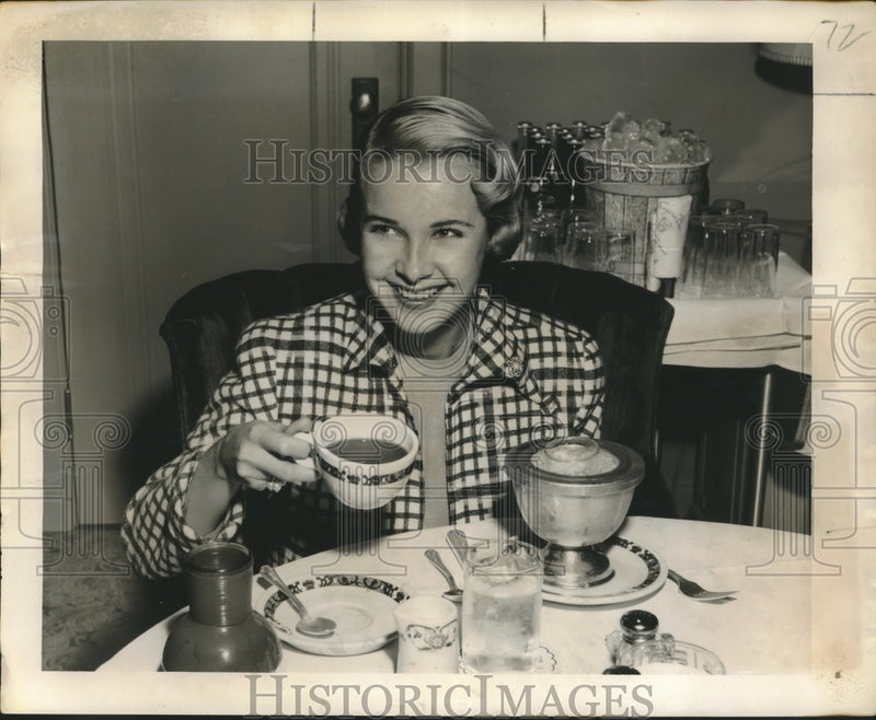 Load image into Gallery viewer, 1951 Press Photo Actress Mona Freeman of "Branded" with coffee and breakfast
