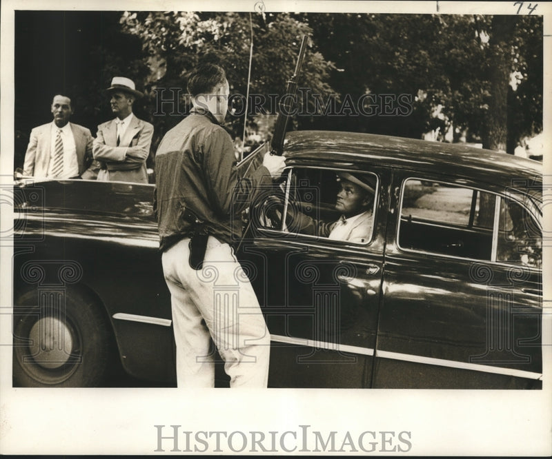 Load image into Gallery viewer, 1954 Press Photo FBI surround suspect in Illinois armed robbery in New Orleans
