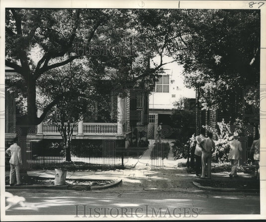 1954 Press Photo Agents guard both side of house before arrest - nox22720