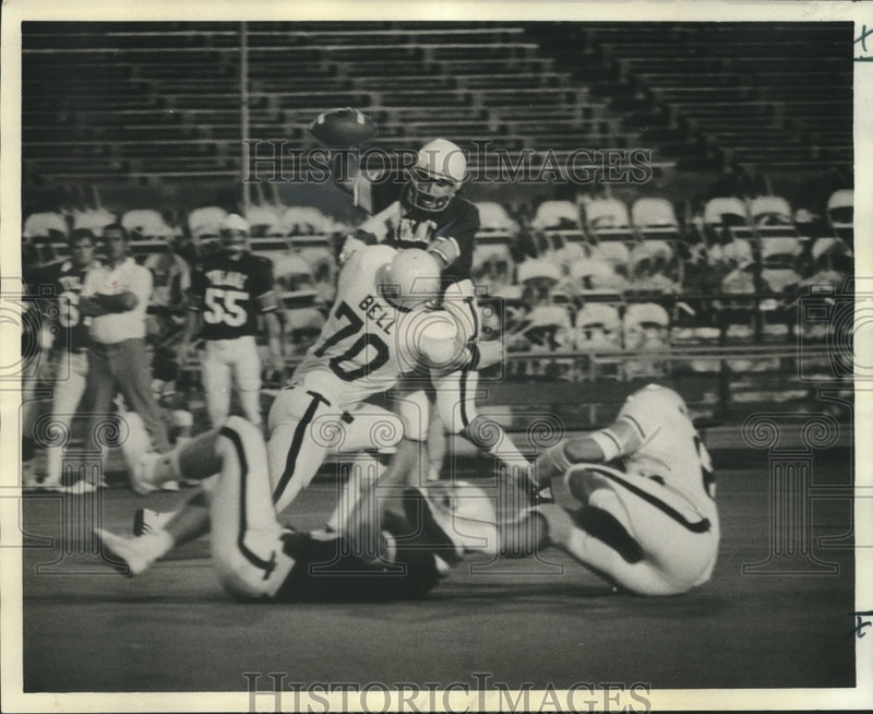 Load image into Gallery viewer, 1975 Press Photo Football Player Nathan Bell puts clamps on Buddy Gilbert
