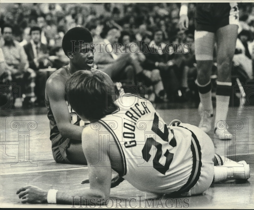 1977 Press Photo Basketball Player Gail Goodrich of the Jazz and Other in game- Historic Images