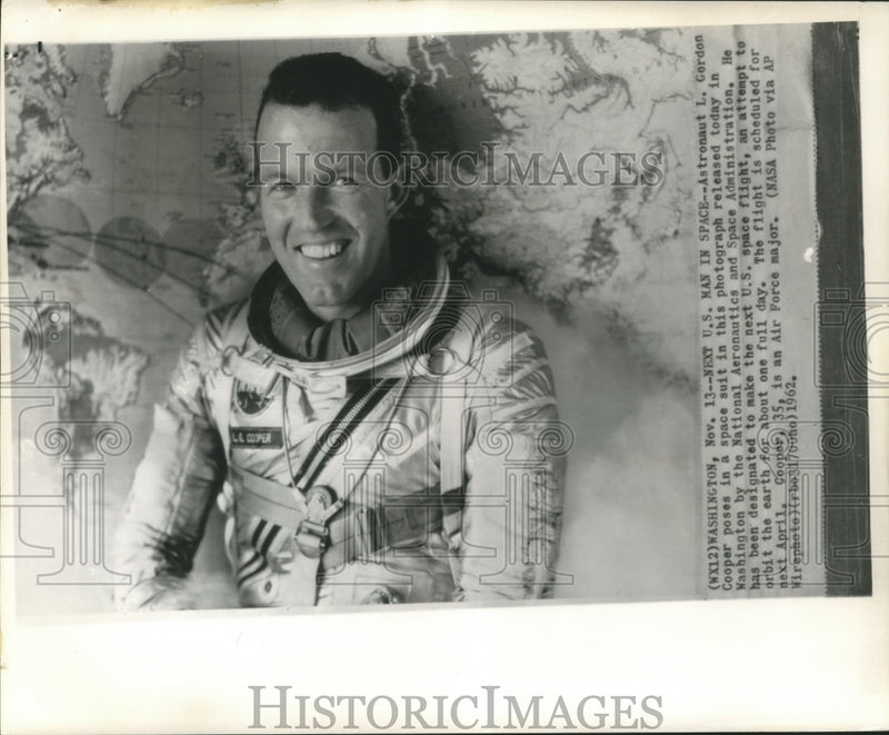 Load image into Gallery viewer, 1962 Press Photo Astronaut L. Gordon Cooper poses in a space suit - nox22799
