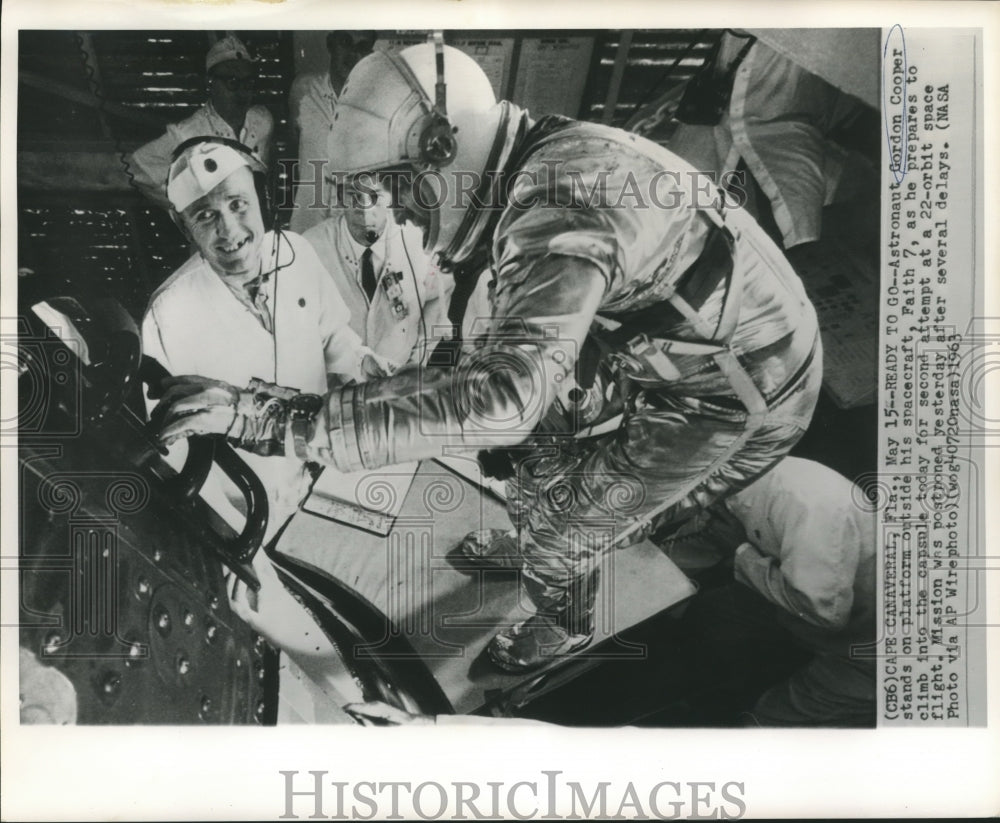 1963 Press Photo Astronaut Gordon Cooper stands on platform outside his capsule