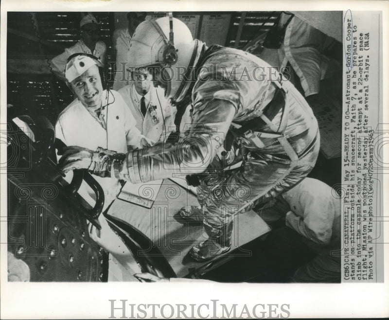 Load image into Gallery viewer, 1963 Press Photo Astronaut Gordon Cooper stands on platform outside his capsule
