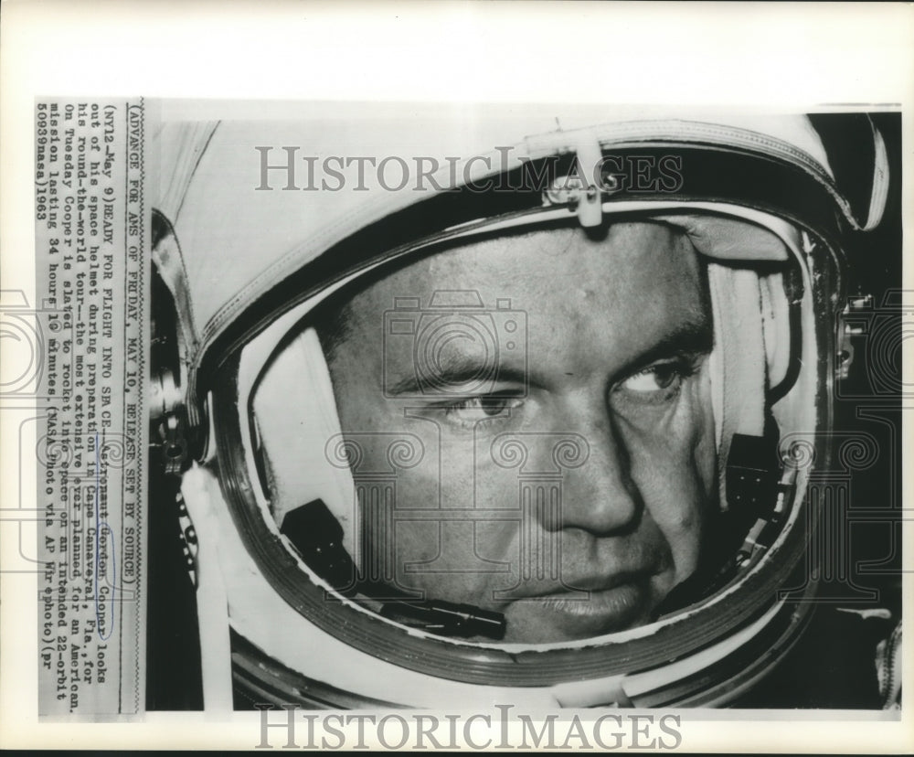 1963 Press Photo Astronaut Gordon Cooper looks out of his space helmet