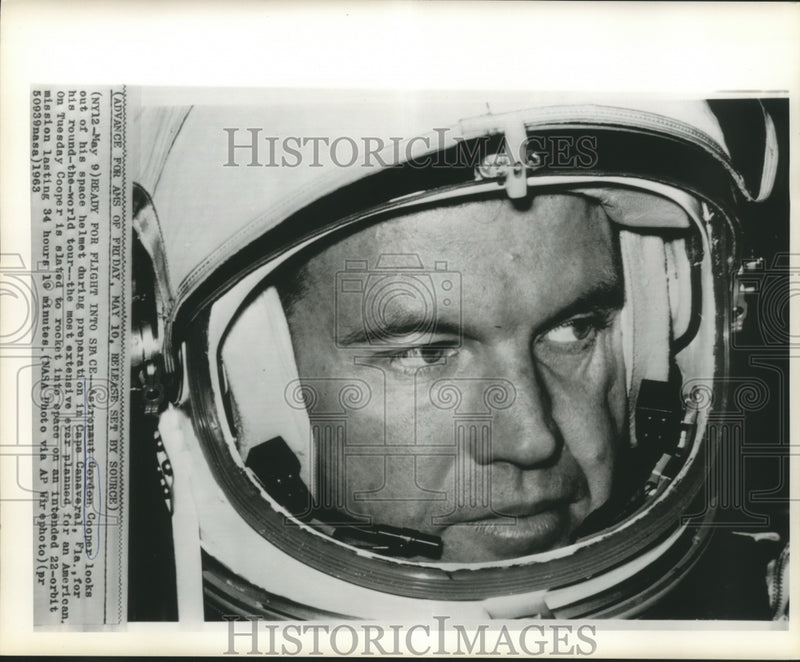Load image into Gallery viewer, 1963 Press Photo Astronaut Gordon Cooper looks out of his space helmet
