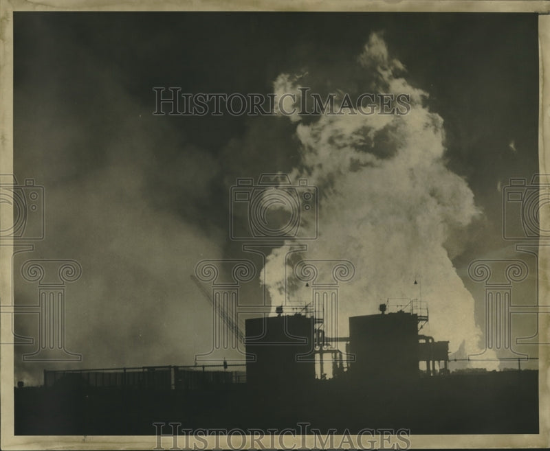 Load image into Gallery viewer, 1968 Press Photo Plant burns at Shell Oil Company gas processing plant
