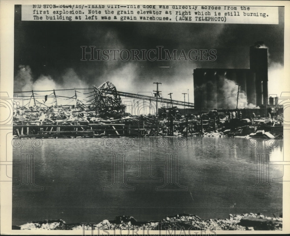1947 Press Photo Dock across from explosion and Grain Elevator continues to burn