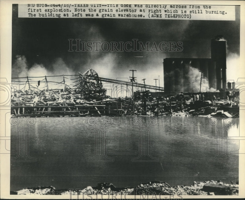 Load image into Gallery viewer, 1947 Press Photo Dock across from explosion and Grain Elevator continues to burn
