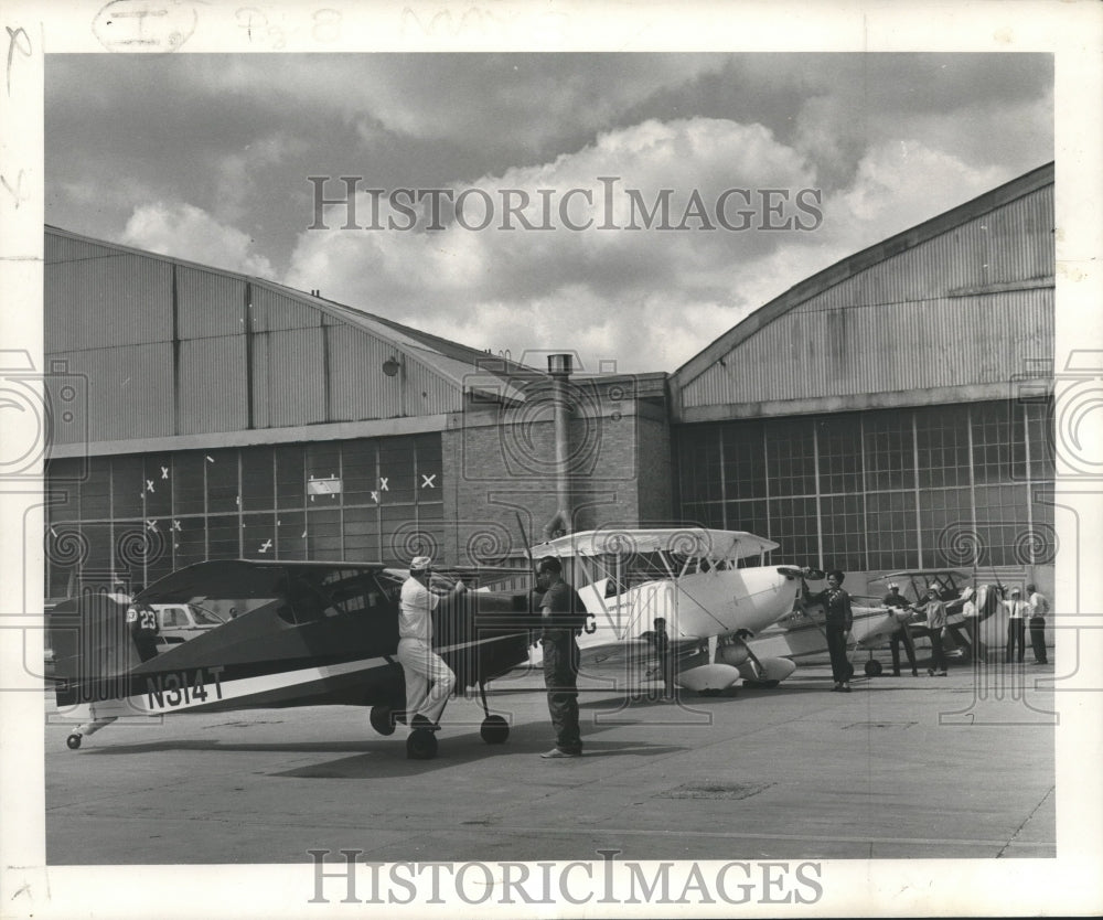 1969 Press Photo Lou Benscotter, Roscoe Morton, Others with planes at hangar