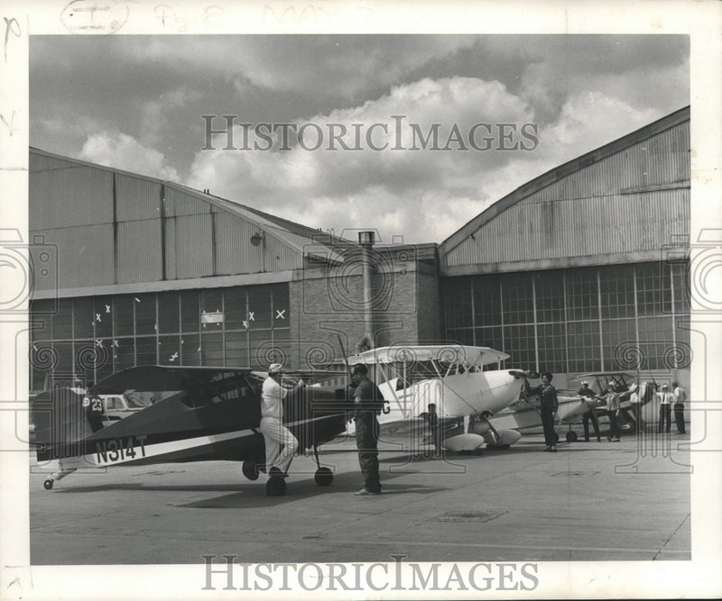 Load image into Gallery viewer, 1969 Press Photo Lou Benscotter, Roscoe Morton, Others with planes at hangar
