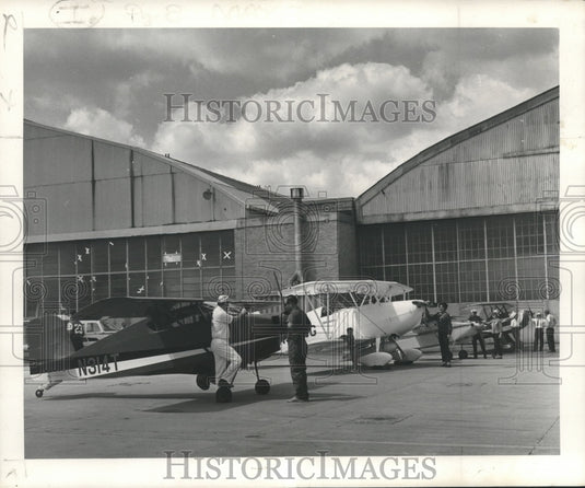 1969 Press Photo Lou Benscotter, Roscoe Morton, Others with planes at hangar