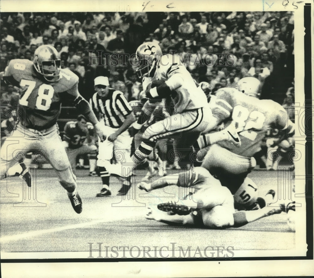 1971 Press Photo New Orleans Saints Football Player Jim Ford, Others in game