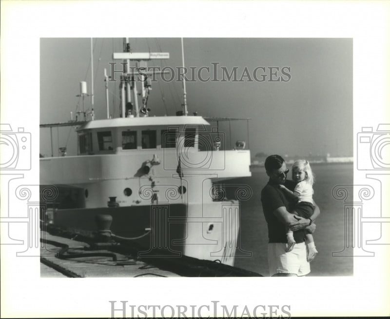 Load image into Gallery viewer, 1990 Press Photo Lieutenant Paul T. Steele with daughter Katelyn in New Orleans
