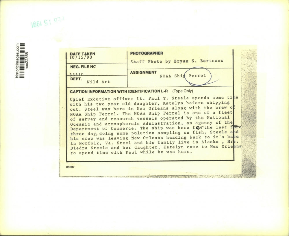 1990 Press Photo Lieutenant Paul T. Steele with daughter Katelyn in New Orleans