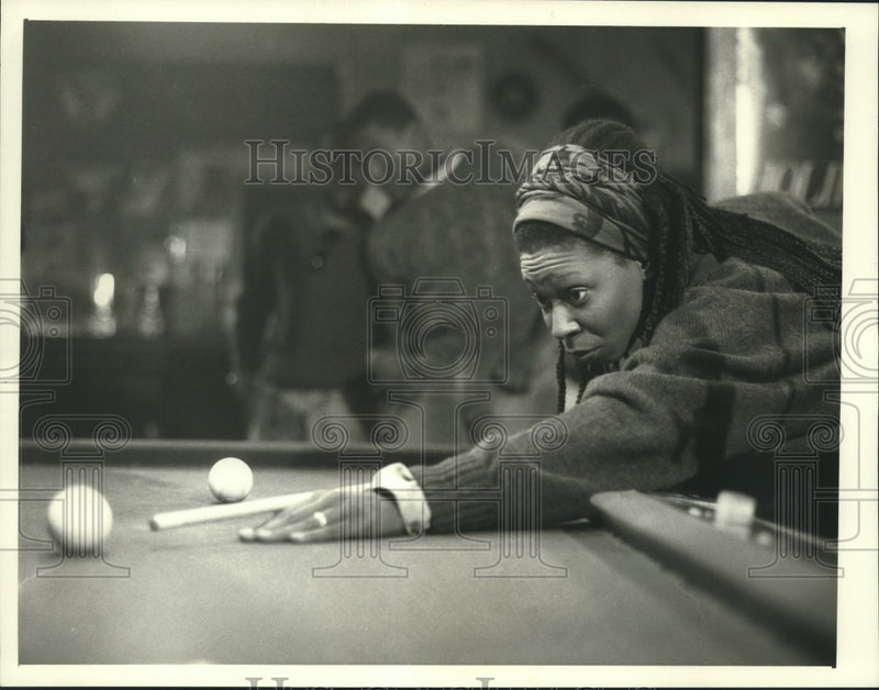 Load image into Gallery viewer, 1989 Press Photo Whoopi Goldberg as a mom turned pool shark in "Kiss Shot"
