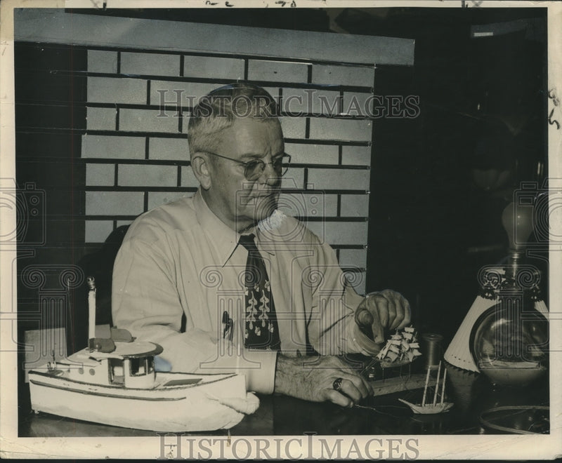 Load image into Gallery viewer, 1950 Press Photo Lieutenant Commander James J. Graham builds model boat
