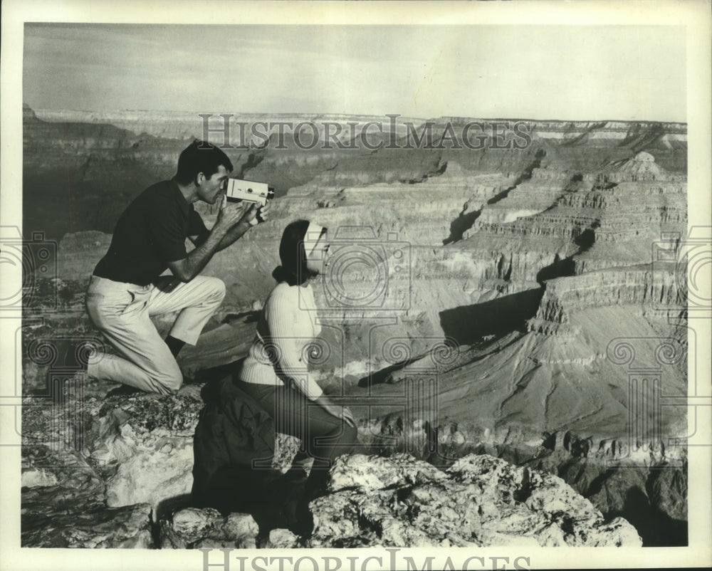 1989 Press Photo Two people taking photos of the Grand Canyon - nox22993