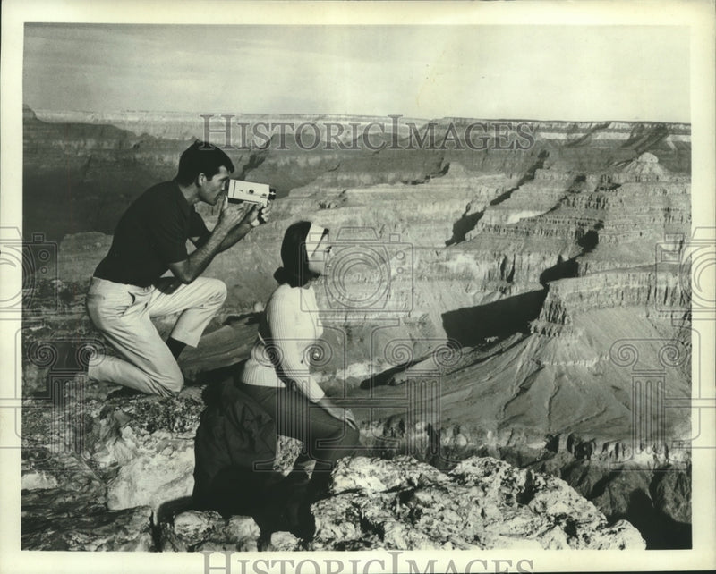 Load image into Gallery viewer, 1989 Press Photo Two people taking photos of the Grand Canyon - nox22993
