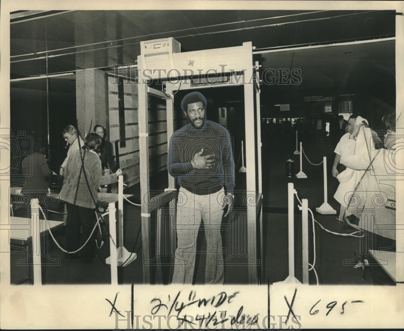 Load image into Gallery viewer, Press Photo Mean Joe Greene walks through metal detector, New Orleans Airport
