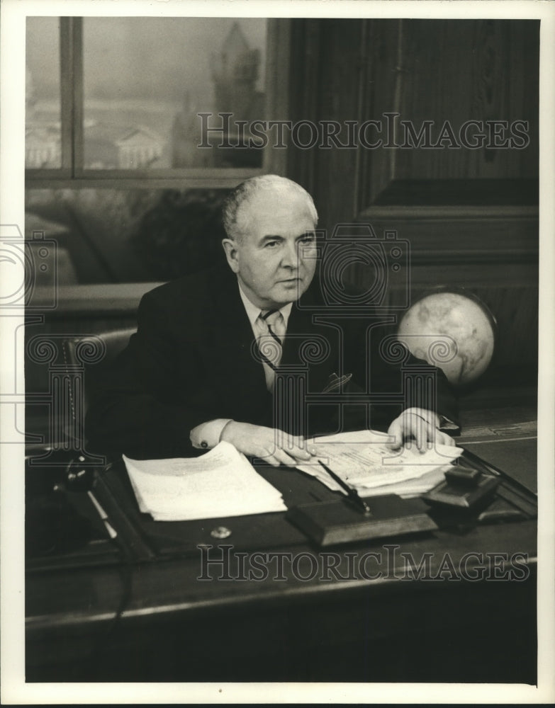 1952 Press Photo Actor Walter Greaza in &quot;Treasury Men in Action&quot; - nox23069