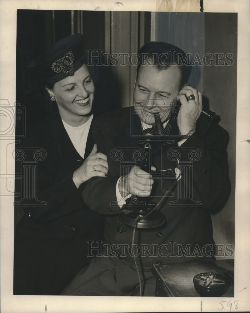 1946 Press Photo Judicial Candidate Charles Gonzales, Wife Get News - nox23106