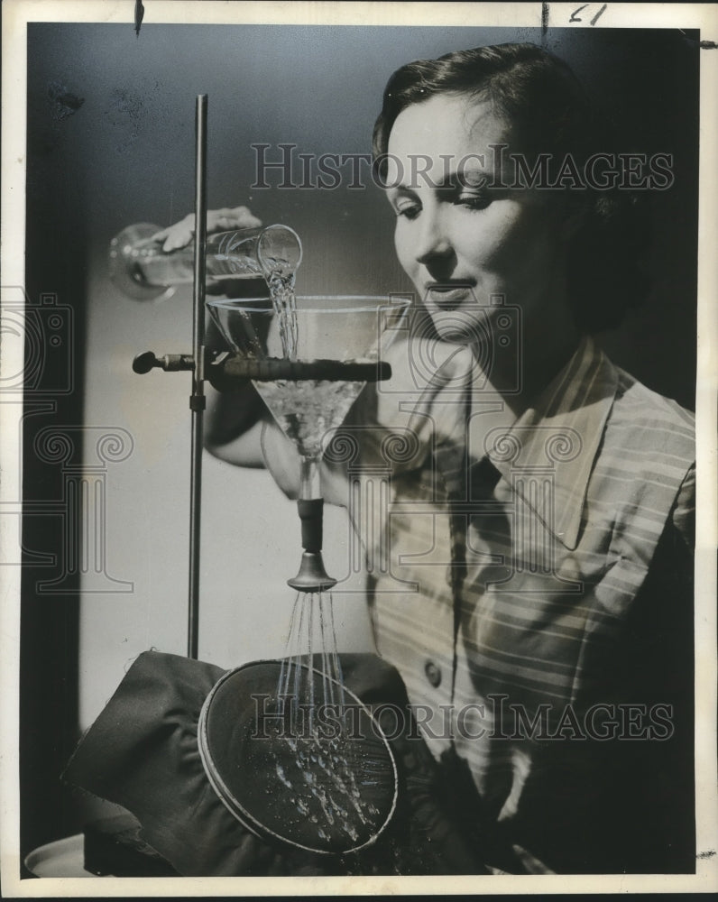 1955 Press Photo Good Housekeeping Laboratory Worker Tests Water Repellent Cloth