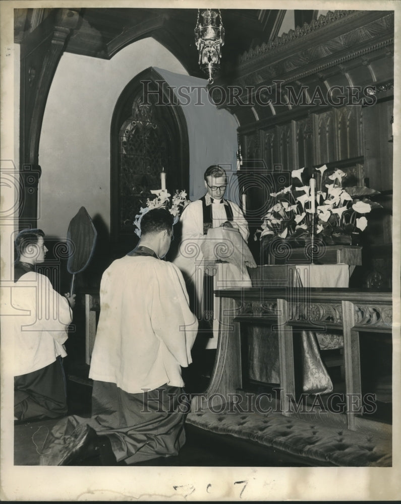 Load image into Gallery viewer, 1958 Press Photo The Reverend Canon John de Lancey Karten on Good Friday Mass
