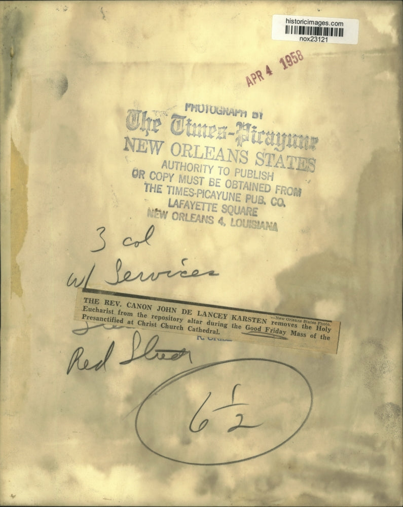 1958 Press Photo The Reverend Canon John de Lancey Karten on Good Friday Mass