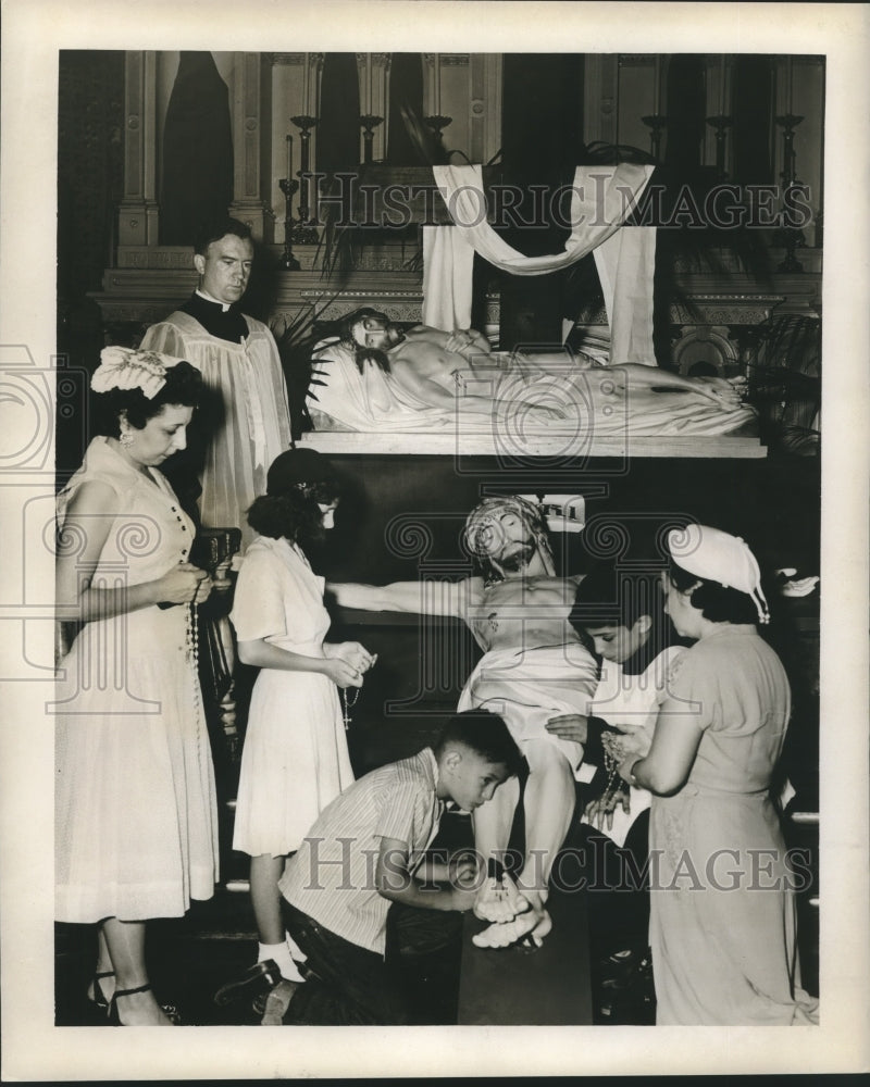 Load image into Gallery viewer, 1954 Press Photo Reverend Arthur T. Screen of Saint John Baptist Church, Others
