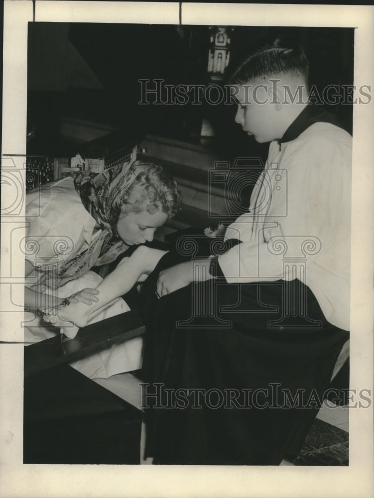 Load image into Gallery viewer, 1957 Press Photo Sylvia van Osdell kisses knee of boy on Good Friday - nox23124
