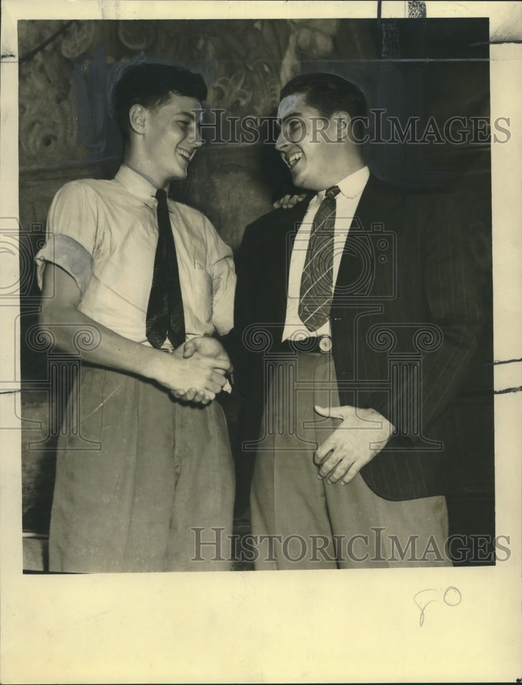 Load image into Gallery viewer, 1939 Press Photo Oswald Gonzales thanks Malcolm Arnoult for finding $500 he lost
