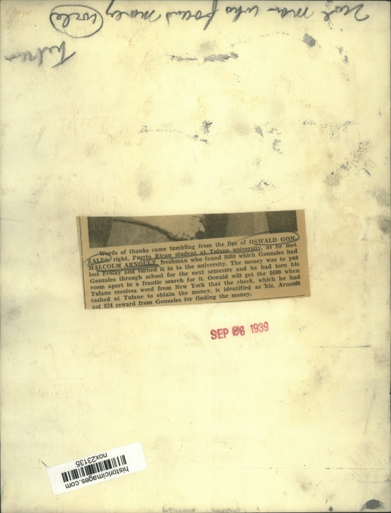 Load image into Gallery viewer, 1939 Press Photo Oswald Gonzales thanks Malcolm Arnoult for finding $500 he lost
