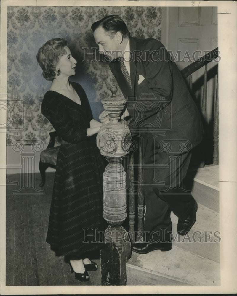 1954 Press Photo Mr. and Mrs. Les Gorall, play roles in "Angel Street"