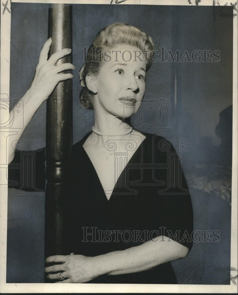 Load image into Gallery viewer, 1955 Press Photo Actress Mrs. Leslie Gorall in "The Four Poster" comedy show
